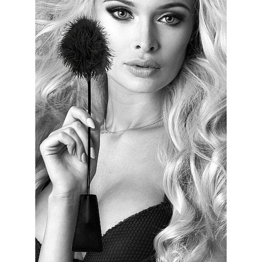 Azotador con Extremo de Plumero Negro