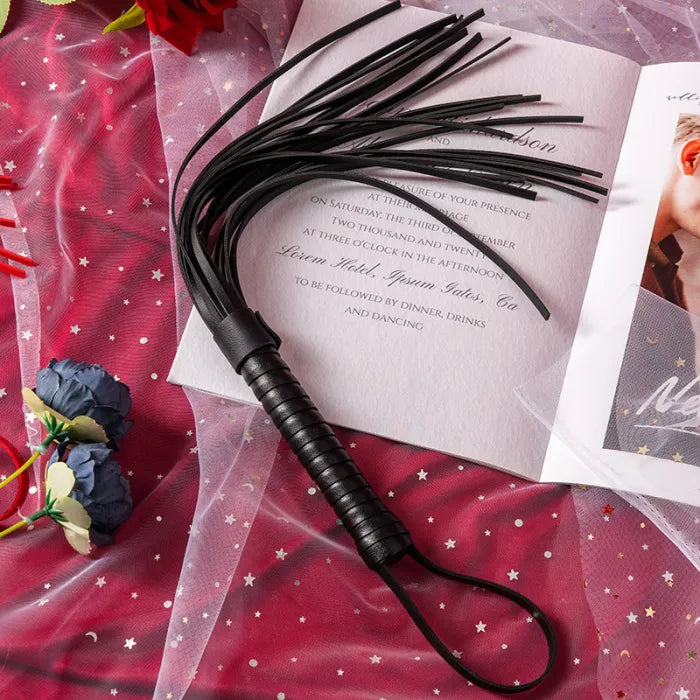 Latigo de cuero sintetico Negro